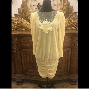 FUN & OUTRAGEOUS 1980'S SOFT YELLOW "NEW LEAF" STRETCH DRESS.  XS.  B2